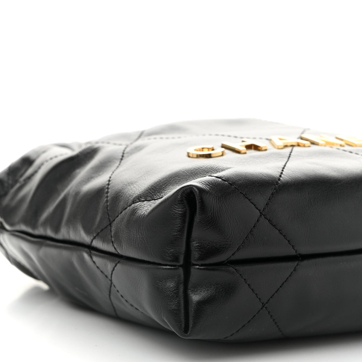 Shiny Calfskin Quilted Pearl CC Chain Mini Chanel 22 Black